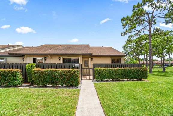 704 Sunny Pine, Greenacres, FL 33415