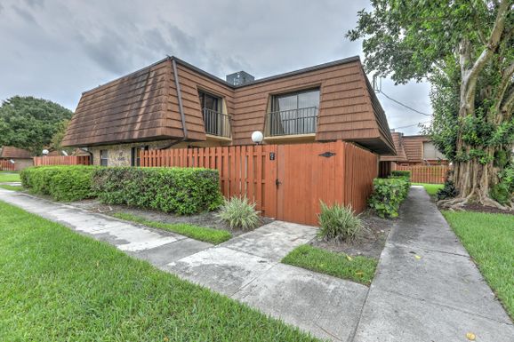 1440 Lawnwood, Fort Pierce, FL 34950