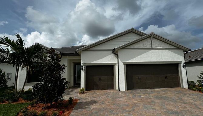 881 Courances, Port Saint Lucie, FL 34984