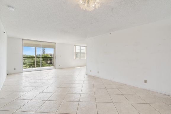 5340 2nd, Boca Raton, FL 33487