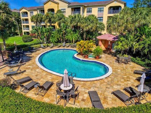 400 Uno Lago 105, Juno Beach, FL 33408