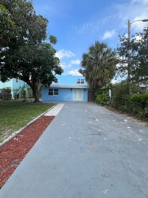 817 L, Lake Worth, FL 33460