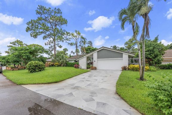 812 Foxpointe, Delray Beach, FL 33445