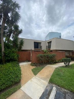 1700 Embassy, West Palm Beach, FL 33401