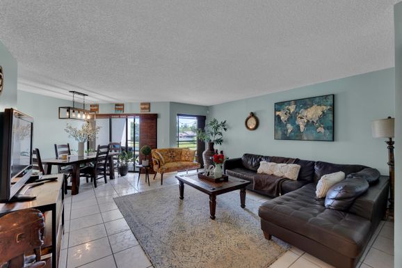 5650 Camino Del Sol, Boca Raton, FL 33433