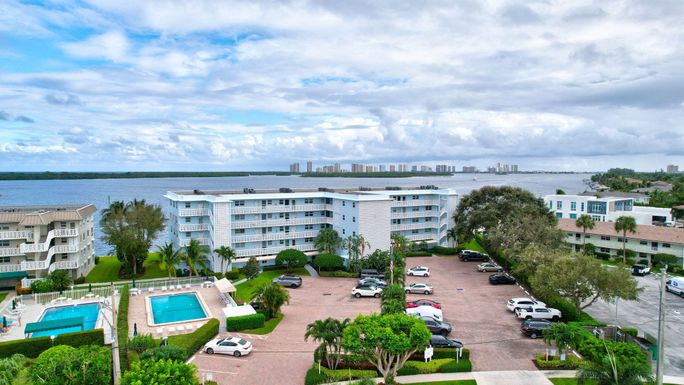 60 Yacht Club, North Palm Beach, FL 33408