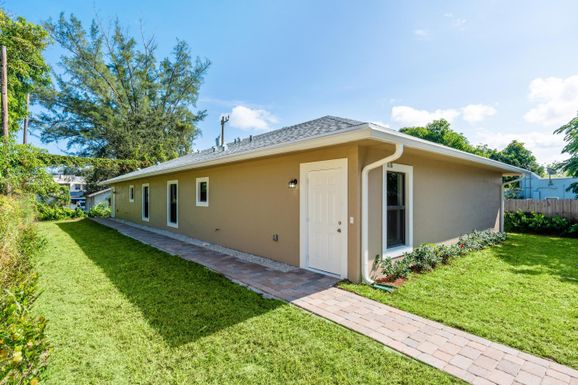 616 Pine, Lake Worth Beach, FL 33460