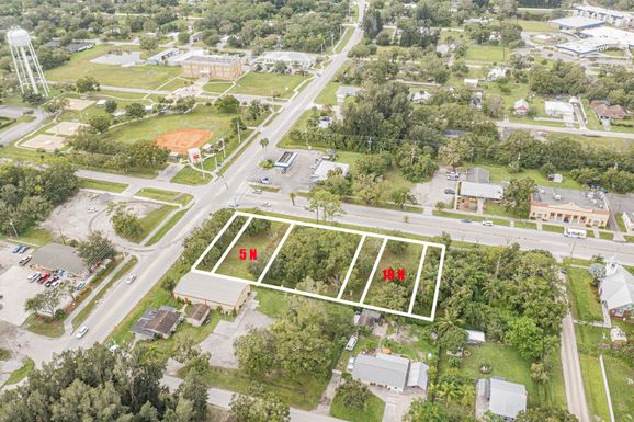 19 Broadway, Fellsmere, FL 32948