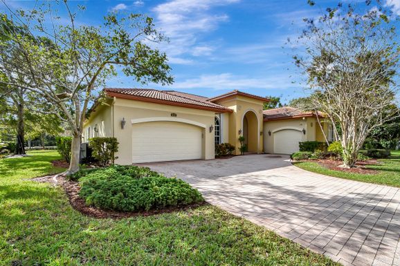 8123 Woodslanding, West Palm Beach, FL 33411