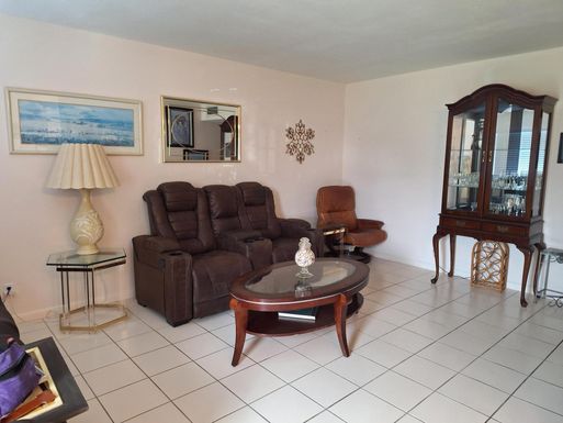 127 Dorchester F, West Palm Beach, FL 33417