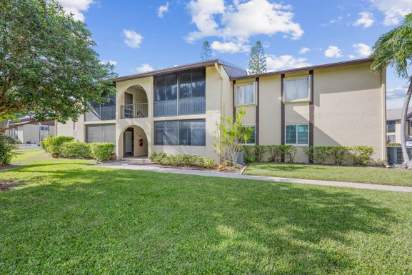 313 Pine Ridge Circle C2, Greenacres, FL 33463