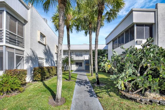 569 Flanders, Delray Beach, FL 33484