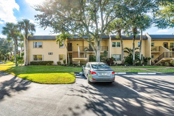 148 Lake Constance, West Palm Beach, FL 33411