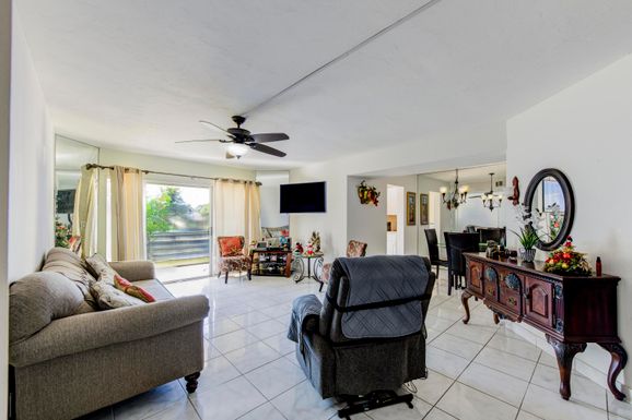 3590 Via Poinciana, Lake Worth, FL 33467