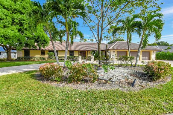 581 Country Club, Atlantis, FL 33462