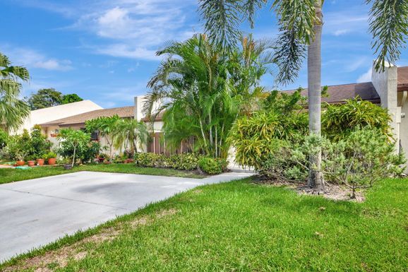 18 Chelsea, Boynton Beach, FL 33426