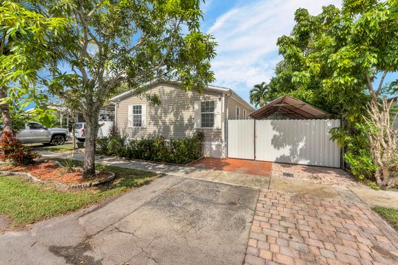 21831 6, Pembroke Pines, FL 33029