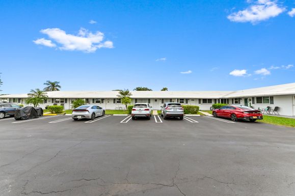 200 Leisure Lake, Boynton Beach, FL 33426