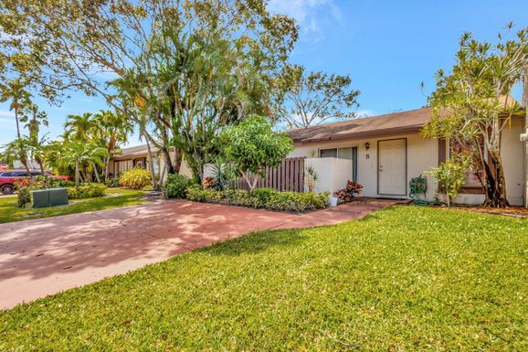 8 Knightsbridge, Boynton Beach, FL 33426