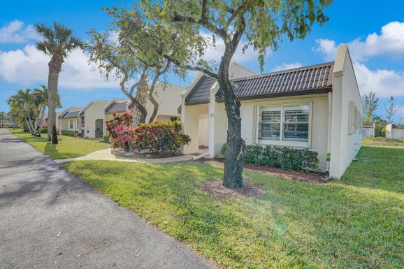 122 Lake Rebecca, West Palm Beach, FL 33411