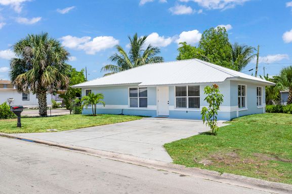 561 10th, Belle Glade, FL 33430