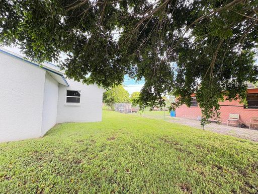324 W 5th Terrace, Pahokee, FL 33476
