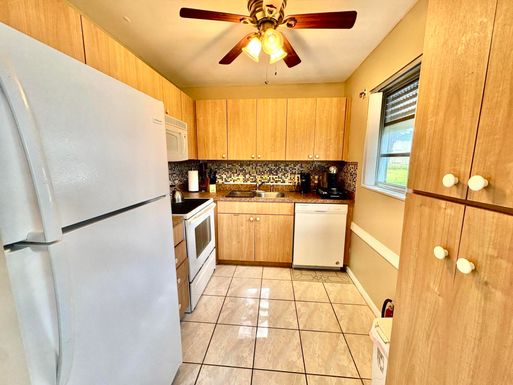 64 Canterbury C, West Palm Beach, FL 33417