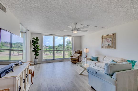 5390 Woodland Lakes, Palm Beach Gardens, FL 33418