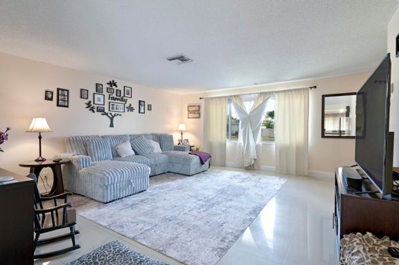 425 San Mateo, Palm Springs, FL 33461