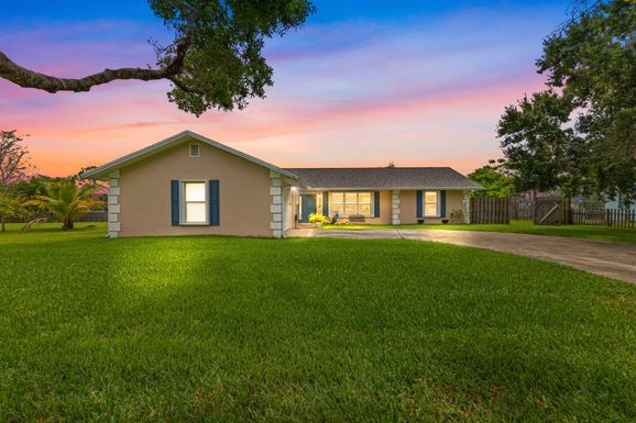 105 Sandalwood, Fort Pierce, FL 34947