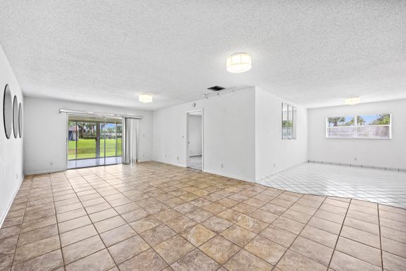 101 Lake Susan, West Palm Beach, FL 33411