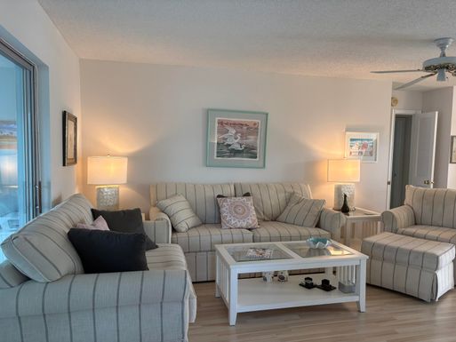 27 Colonial Club, Boynton Beach, FL 33435