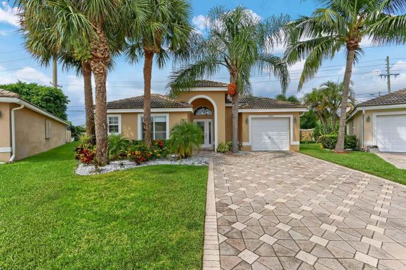 8265 Palm Gate, Boynton Beach, FL 33436