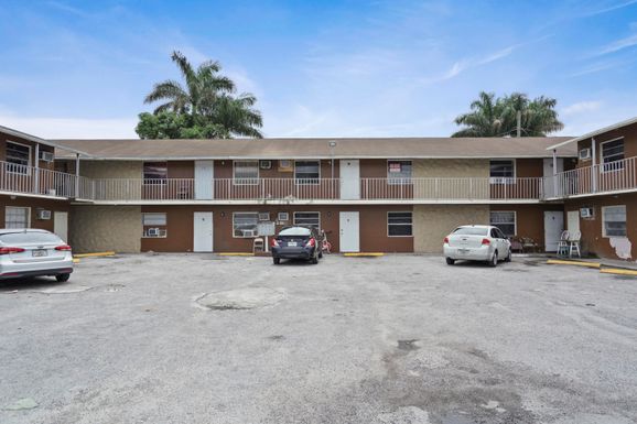 241 11th 1, Belle Glade, FL 33430