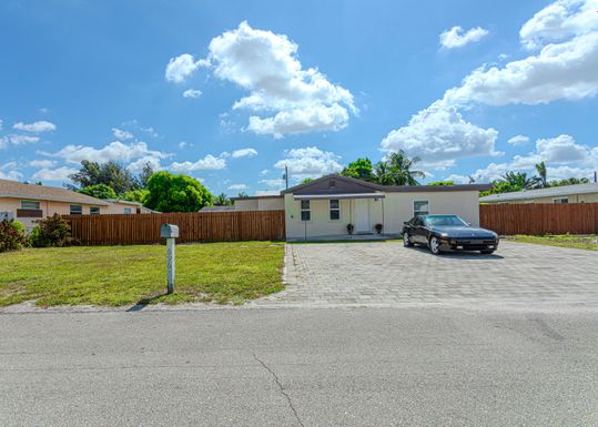 696 Neptune, West Palm Beach, FL 33406