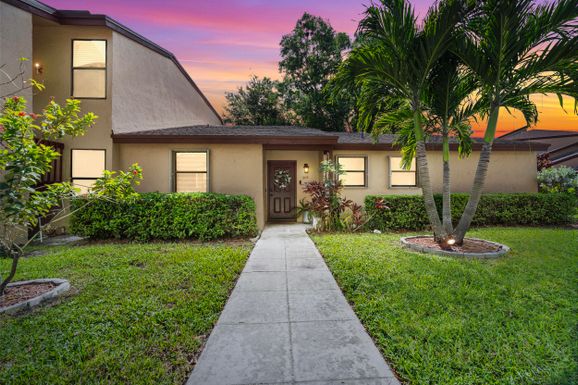 908 Lakeview, Royal Palm Beach, FL 33411