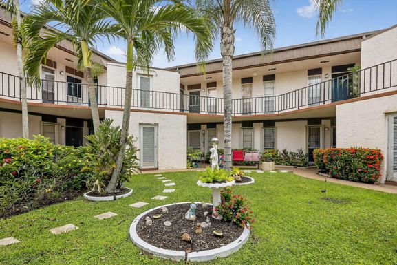 6 Greenway Village, Royal Palm Beach, FL 33411