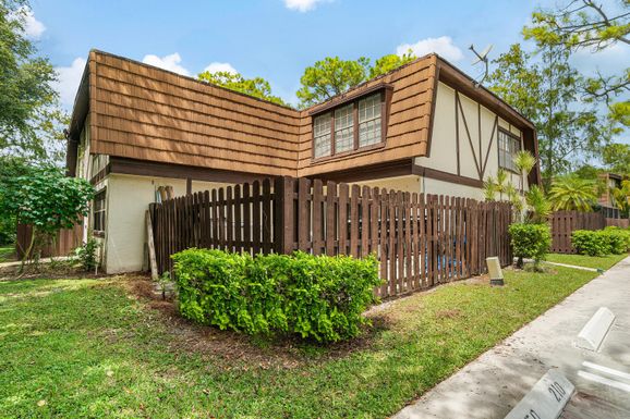 134 Weybridge, Royal Palm Beach, FL 33411