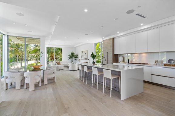 1070 Del Harbour, Delray Beach, FL 33483