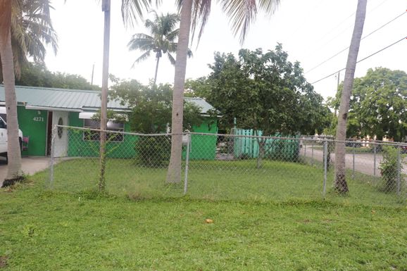 4271 Pine St, West Palm Beach, FL 33406