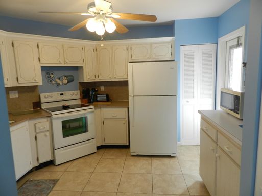 6 Greenway Village, Royal Palm Beach, FL 33411