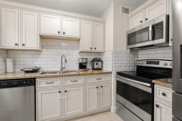 2804 Avenue J, Fort Pierce, FL 34947