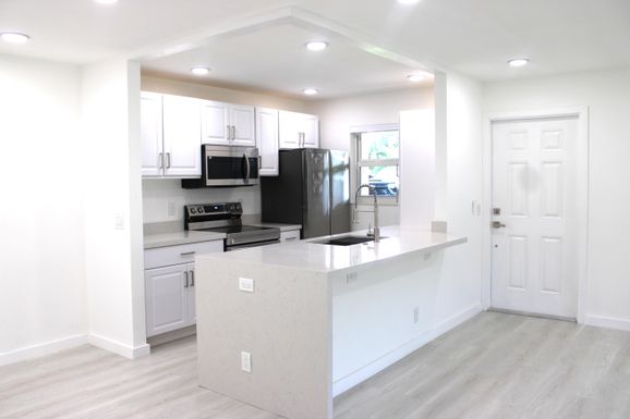 887 North, Delray Beach, FL 33445