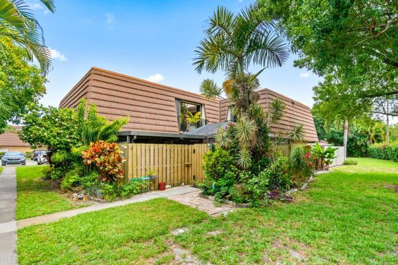 1715 17th, Palm Beach Gardens, FL 33418