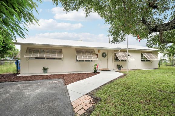 1082 Pineway, Haverhill, FL 33417