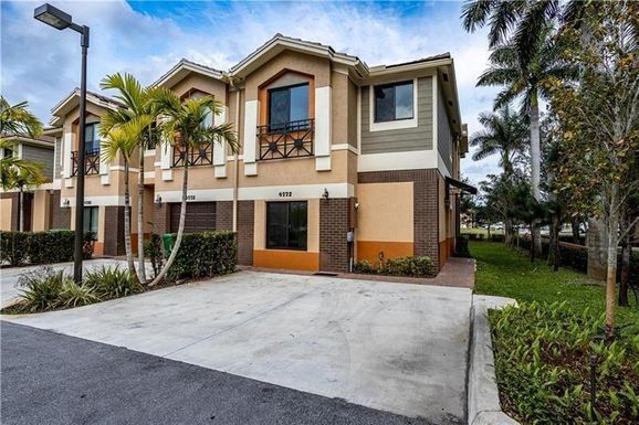 4772 Station, Davie, FL 33314