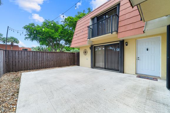 702 Buttonwood, Boynton Beach, FL 33436