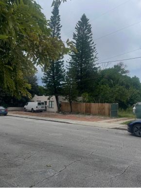 818 Briggs, West Palm Beach, FL 33405