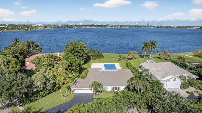 8 Woodbrook, West Palm Beach, FL 33401