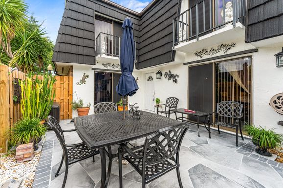 145 Woodland, Palm Springs, FL 33461